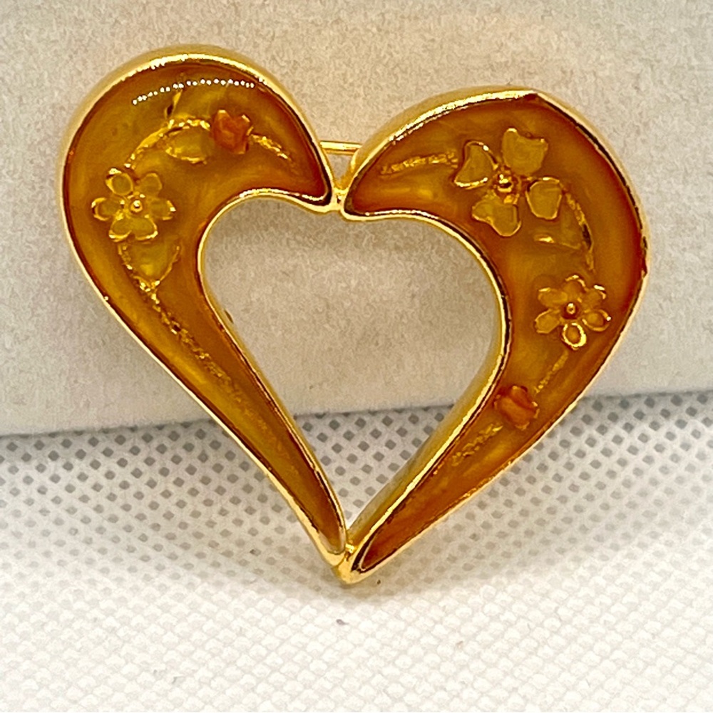 Vintage Kerissa Gold Tone Lucite Embossed‎ Flowers in Kissing Heart Brooch Pin